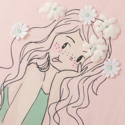 Camiseta rosa muñeca flores