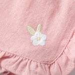 flor en un pantalón corto